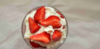 Con le fragole prepari questo dolce in soli 10 minuti Panna e fragole - RicettaSprint