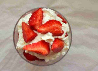 Con le fragole prepari questo dolce in soli 10 minuti Panna e fragole - RicettaSprint