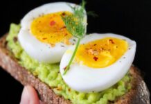 toast uova sode avocado