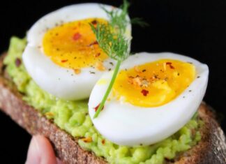 toast uova sode avocado