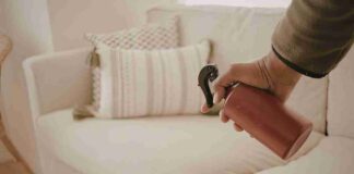 Pulire il divano in modo sicuro, la tecnica del coperchio che non ti aspetti Pulire divano in modo sicuro - RicettaSprint