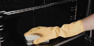 Pulire il forno con la carta forno, il trucco che non conoscevi Pulire il forno con la carta forno - RicettaSprint