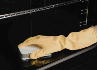 Pulire il forno con la carta forno - RicettaSprint