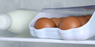 Uova in frigo? Ecco perché in Italia si fa spesso ed è (quasi) tutto sbagliato Uova in frigo - RicettaSprint