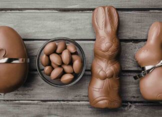 Ciambellone con le uova di cioccolato, aspettati un bell’applauso quando sarà finito