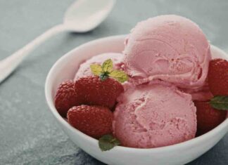 Se sei a dieta questo è il gelato per te, senza latte e alle fragole gelato alle fragole