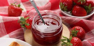 Preparo la marmellata con le fragole in offerta, sono mature mature, mi viene ogni anno buonissima marmellata di fragole