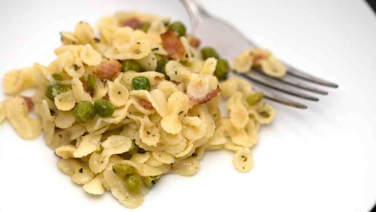 pasta e piselli e pancetta