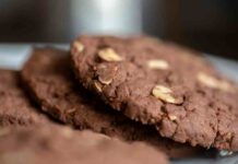 Biscotti al cioccolato, la ricetta secca per la colazione che non sbriciola