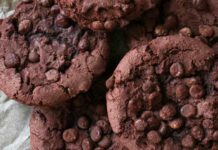 Biscotti al cioccolato senza zucchero e burro, il morso croccante che non fa salire la glicemia (e non serve il burro)