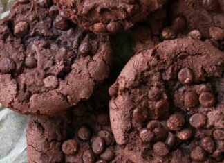 Biscotti al cioccolato senza zucchero e burro, il morso croccante che non fa salire la glicemia (e non serve il burro)