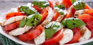Caprese tradizionale ma con la mozzarella senza lattosio - RicettaSprint