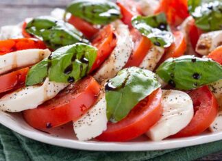 Caprese tradizionale ma con la mozzarella senza lattosio - RicettaSprint