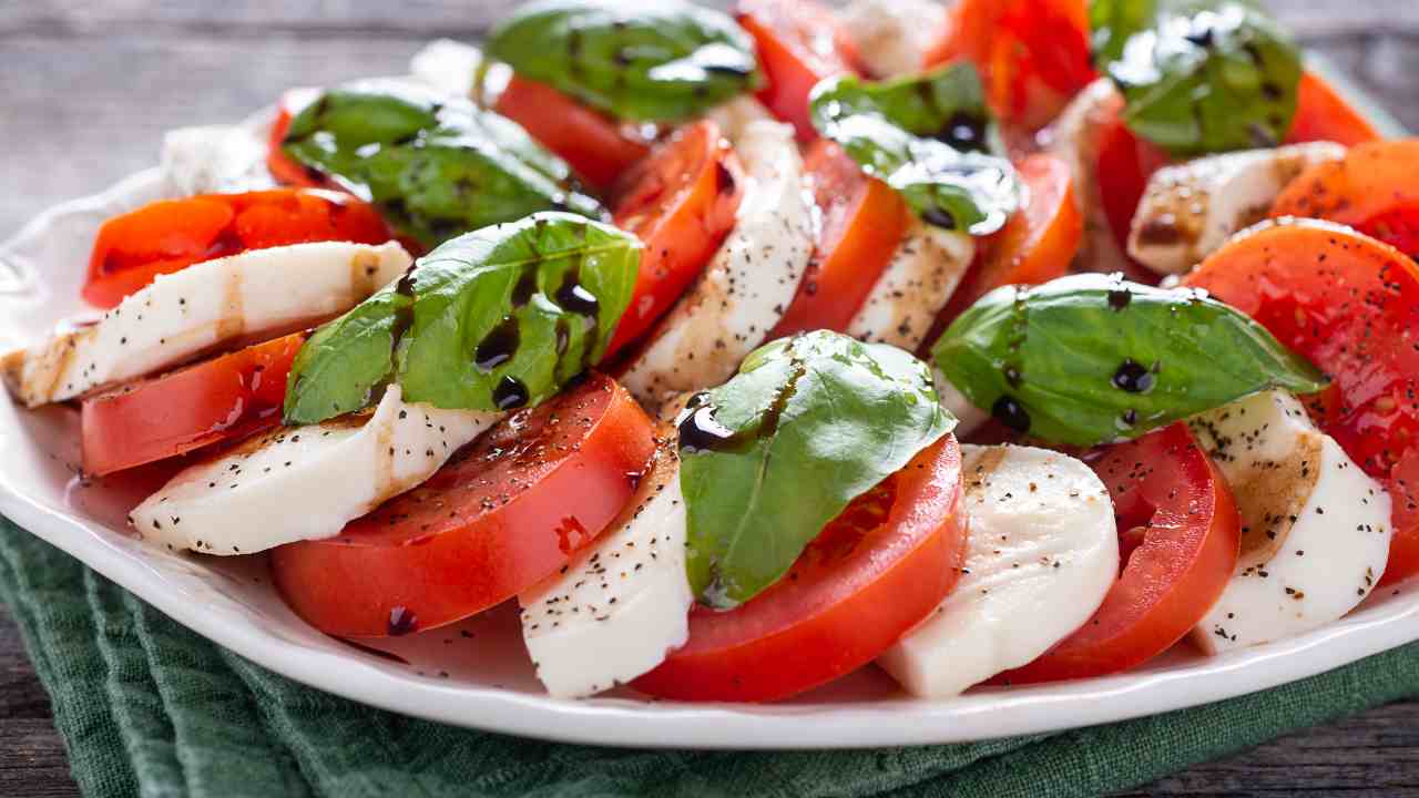 Caprese tradizionale ma con la mozzarella senza lattosio - RicettaSprint