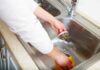 Lavare il lavandino con rimedi naturali, il grasso e il calcare si sciolgono senza prodotti aggressivi Come lavare il lavandino - RicettaSprint