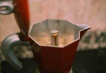 Come togliere il calcare dalla moka evitando che poi il caffè abbia un cattivo sapore dopo Come lavare la mola piena di calcare - RicettaSprint