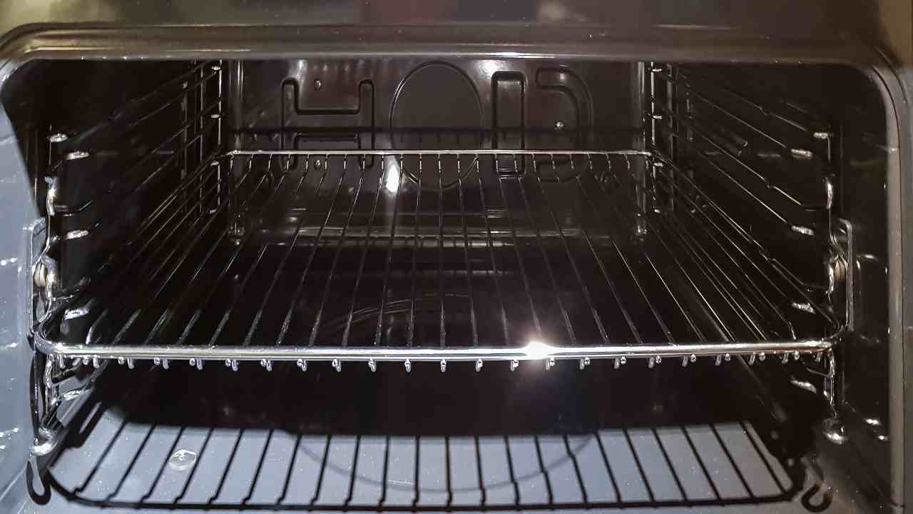 Come pulire la griglia del forno - RicettaSprint