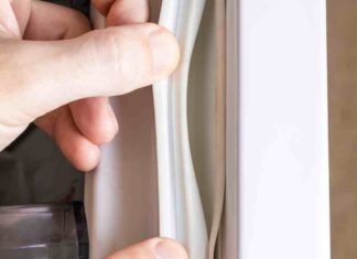 Pulire la guarnizione del frigorifero, il dettaglio che nessuno cura ma costa caro Come pulire la guarnizione el frigo - RicettaSprint