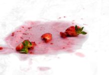 Togliere le macchie di fragole dai vestiti il nemico e rosso e vegetale Come togliere le macchie di fragola - RicettaSprint