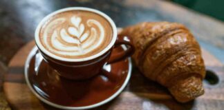 Cornetto e cappuccino, la colazione che (se fatta bene) ti aiuta a dimagrire Cornetto e cappuccino - RicettaSprint