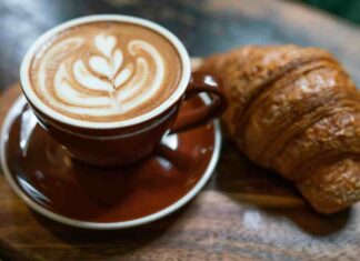 Cornetto e cappuccino, la colazione che (se fatta bene) ti aiuta a dimagrire Cornetto e cappuccino - RicettaSprint
