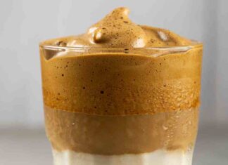 Crema di caffè ricetta furba senza panna, la consistenza vellutata arriva dal tuorlo Crema di caffè senza panna - RicettaSprint