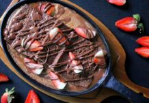 Crepes con impasto al cioccolato, la colazione che si scioglie in padella Crepes al cioccolato - RicettaSprint