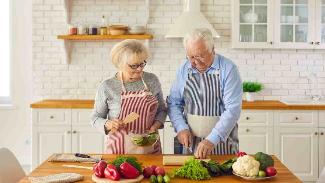 Dieta dopo i 60 anni, cosa cambia nel piatto (e cosa serve davvero ...