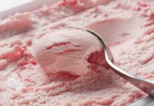 Gelato alla fragola senza gelatiera, la cremosità si ottiene mescolando Gelato alla fragola - RicettaSprint
