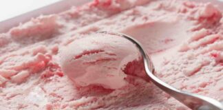Gelato alla fragola senza gelatiera, la cremosità si ottiene mescolando Gelato alla fragola - RicettaSprint