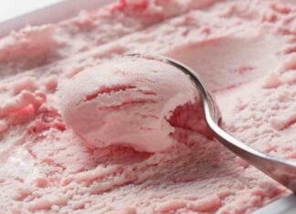 Gelato alla fragola senza gelatiera, la cremosità si ottiene mescolando Gelato alla fragola - RicettaSprint
