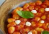 Gnocchi alla sorrentina, il disco di patata che si veste di pomodoro e fiordilatte Gnocchi sotto le unghie - RicettaSprint