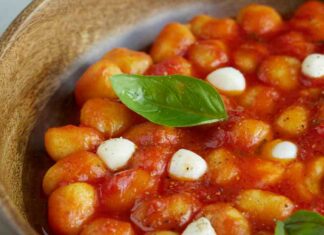 Gnocchi alla sorrentina, il disco di patata che si veste di pomodoro e fiordilatte Gnocchi sotto le unghie - RicettaSprint