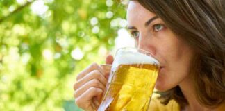 Per capelli più belli metti la birra… un po’ la bevi, con l’altra ci fai la maschera Impacco birra per capelli - RicettaSprint