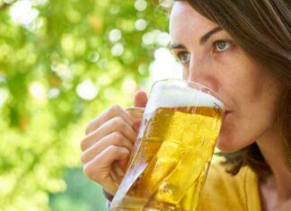 Per capelli più belli metti la birra… un po’ la bevi, con l’altra ci fai la maschera Impacco birra per capelli - RicettaSprint
