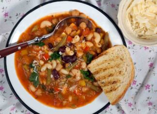 Minestrone dell’estate, la zuppa fredda che idrata e sazia (e si fa con gli ortaggi di stagione) Minestrone dell'estate - RicettaSprint