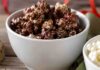 Pop corn al cioccolato fatti in casa senza burro, lo snack croccante che non ha bisogno Popcorn al cioccolato senza burro- RicettaSprint