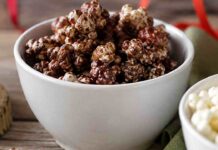 Pop corn al cioccolato fatti in casa senza burro, lo snack croccante che non ha bisogno Popcorn al cioccolato senza burro- RicettaSprint