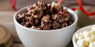Pop corn al cioccolato fatti in casa senza burro, lo snack croccante che non ha bisogno Popcorn al cioccolato senza burro- RicettaSprint
