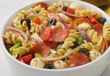 Pasta fredda con sole verdure, l’estate nel piatto che non ha bisogno di condimenti grassi (e si prepara in dieci minuti)
