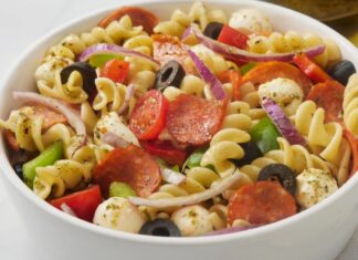 Pasta fredda con sole verdure, l’estate nel piatto che non ha bisogno di condimenti grassi (e si prepara in dieci minuti)
