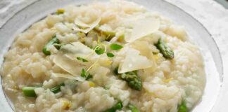 Risotto agli asparagi, la cremosità verde che non teme la primavera