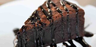 Torta al cioccolato all’acqua, la ricetta senza latte né burro che non ti aspetti Torta al cioccolato all'acqua - RicettaSprint