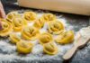 Tortellini della nonna emiliana, la geometria di un ripieno asciutto e una sfoglia sottilissima Tortellini emiliani - RicettaSprint