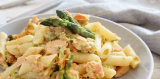 Asparagi e salmone è quello che ho nel frigo, li possiamo unire e fare un primo piatto da urlo asparagi penne e salmone