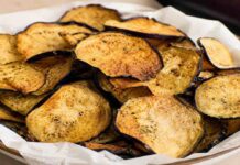 Croccanti, sazianti e pronte in 10 minuti, lo spezzafame ipocalorico chips di melanzane