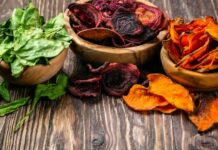 Al posto delle patatine, servo ai miei amici le chips di verdure miste, vanno a ruba in un attimo chips di verdure