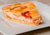 Come fare con la ricotta e un cestino di fragole una buonissima crostata per il dessert di questa sera crostata ricotta e fragole