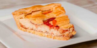 Come fare con la ricotta e un cestino di fragole una buonissima crostata per il dessert di questa sera crostata ricotta e fragole
