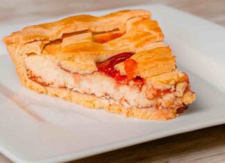 Come fare con la ricotta e un cestino di fragole una buonissima crostata per il dessert di questa sera crostata ricotta e fragole